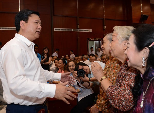 Secretary of HCMC Party Committee Dinh La Thang talks to voters in District 1 and 4, HCMC on November 27 (Photo: SGGP)